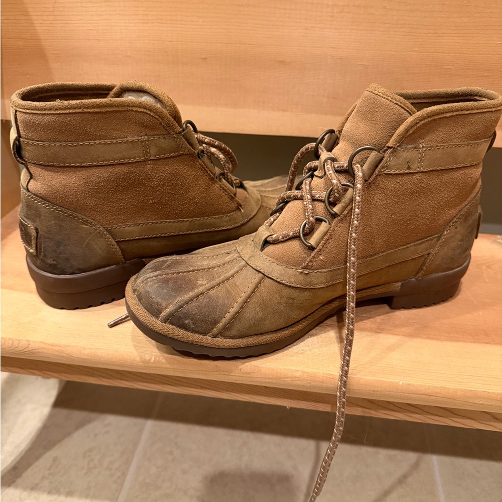 UGG women’s size 7 Tan Suede Duck Boots - Picture 3 of 7